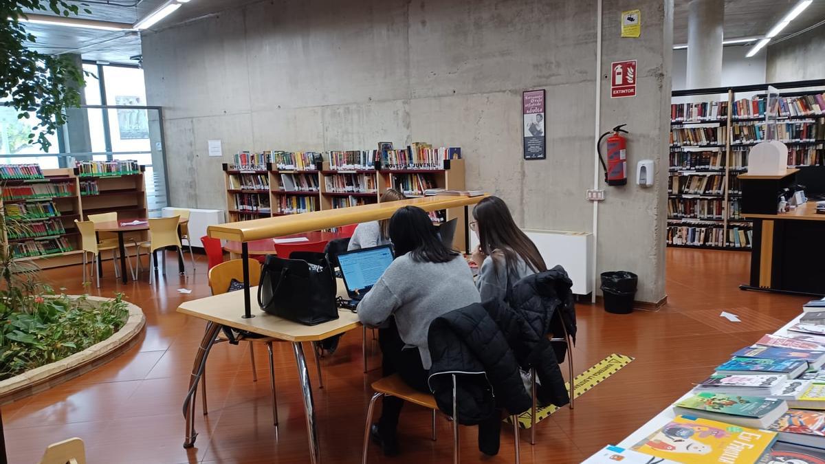 Estudiantes en la biblioteca de La Cova Gran de Paterna