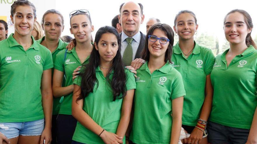 Ignacio Galán rodeado de varias deportistas femeninas