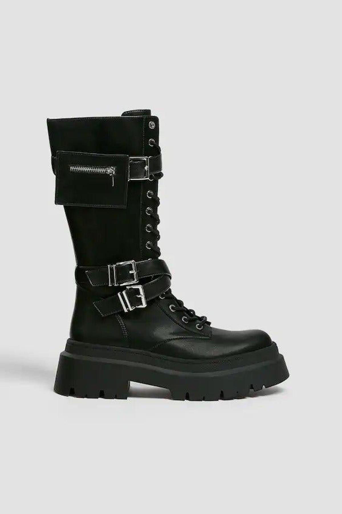 Bota alta track con detalle de hebillas, de Pull &amp; Bear (19,99 euros)