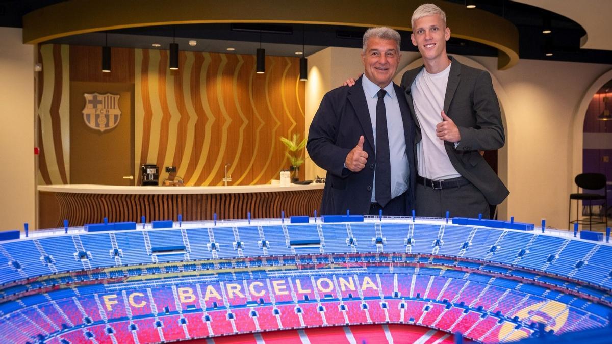 Joan Laporta y Dani Olmo ante una maqueta del nuevo Camp Nou.