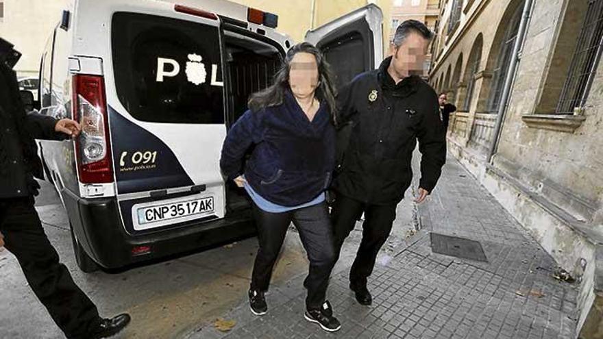 La mujer detenida por acuchilar a su hermana en Palma, ayer a su llegada a los juzgados.