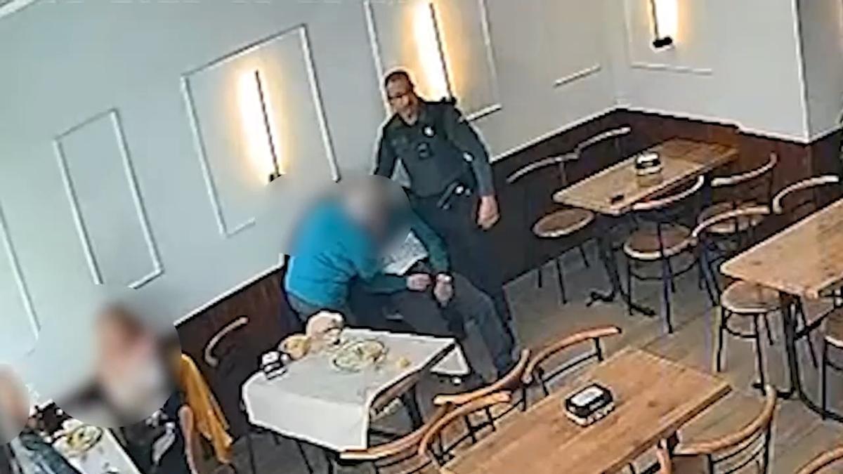 La Guardia Civil salva a un hombre atragantado mientras comía en un bar de Cullera