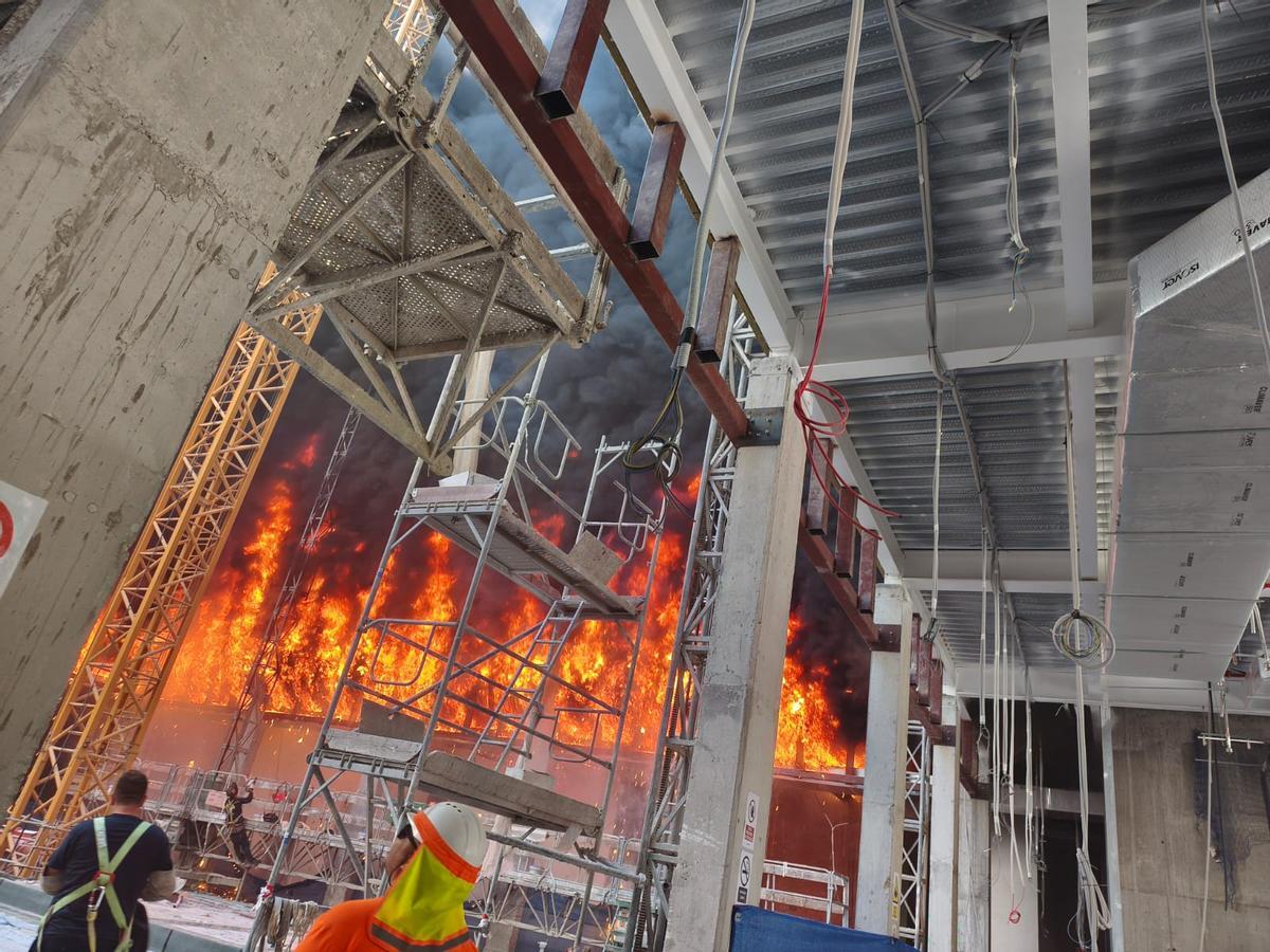 Alarma en Sevilla por un incendio en las obras del nuevo hotel en la Antigua Fábrica de Tabacos de Los Remedios Alarma en Sevilla por un incendio en las obras del nuevo hotel en la Antigua Fábrica de Tabacos de Los Remedios