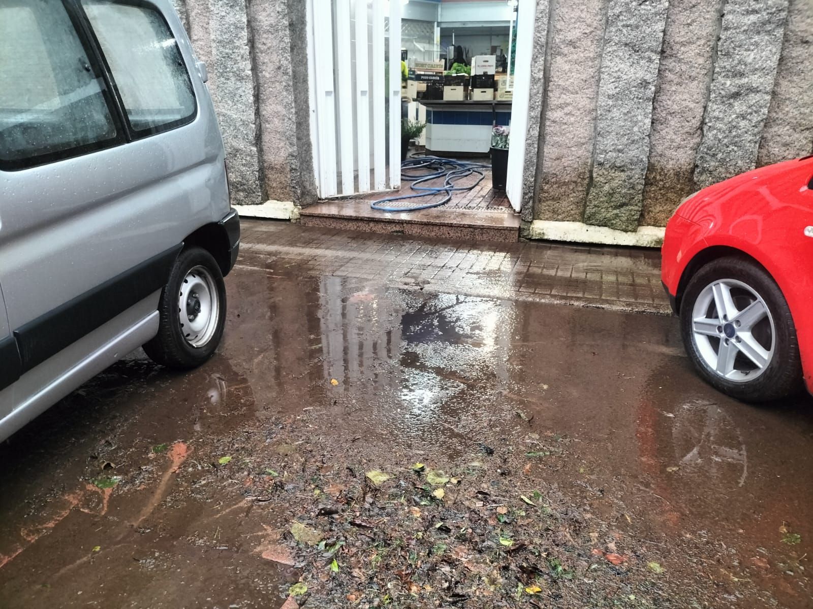 Las intensas lluvias causan desbordamientos en el Val Miñor