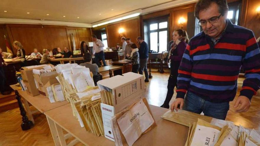 El escrutinio del voto emigrante se realizó ayer en la Audiencia Provincial de Pontevedra. // G. Santos