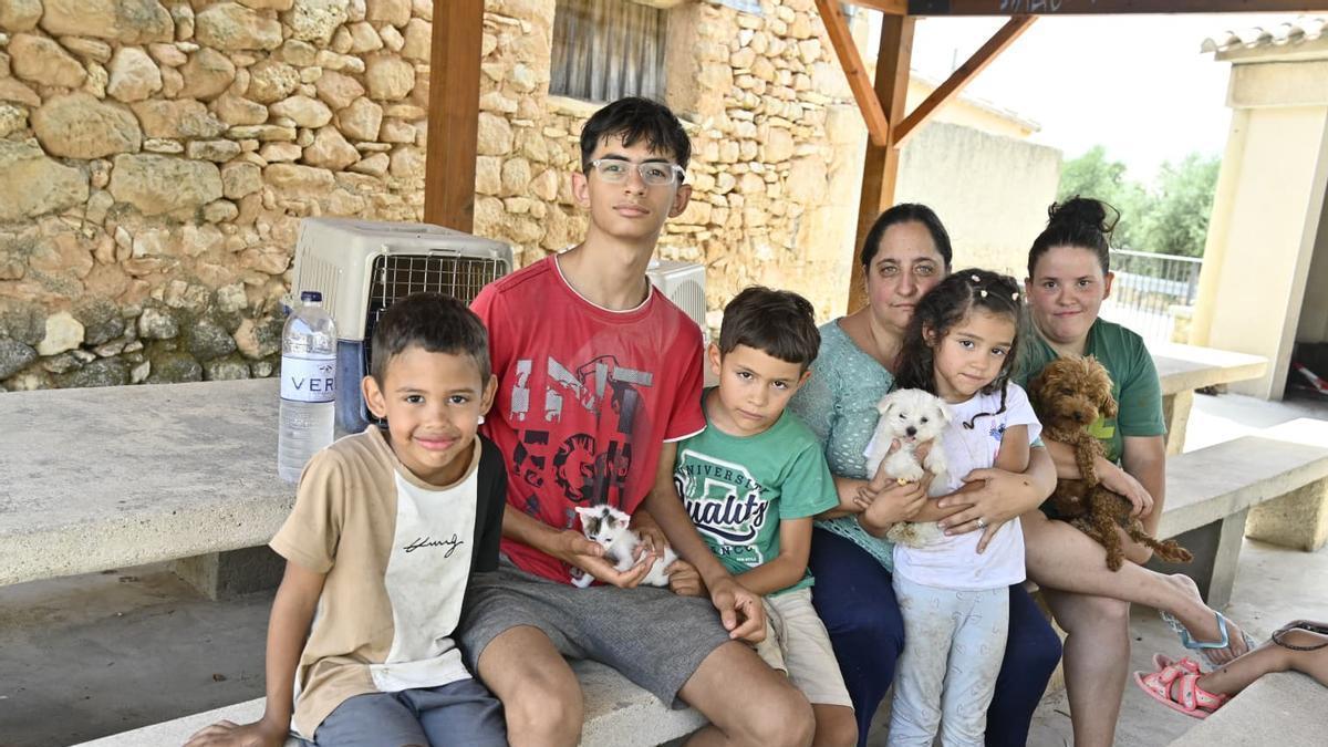 Dos vecinas de La Cerollera y sus hijos son desalojados de su granja de perros por el incendio.