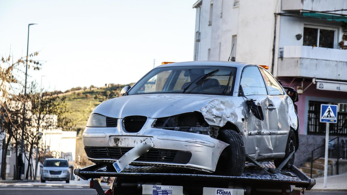 Imagen del estado en el que quedó el coche robado que conducía el hombre que se dio a la fuga tras tener un accidente en San Blas.
