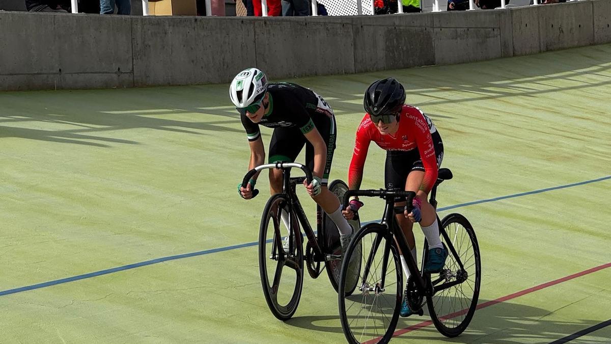 Laura Pérez, a la izquierda, en acción durante la Copa de España.