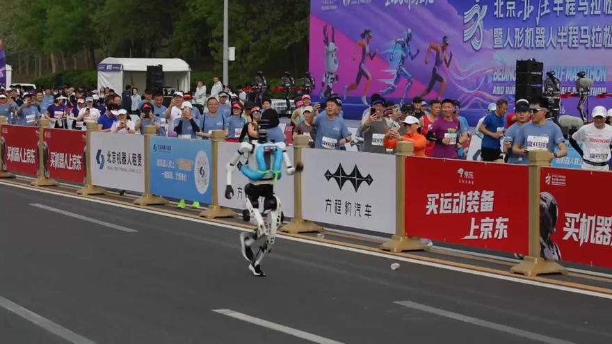 Los tiempos de los robots humanoides que compiten en la media maratón de Pekín bajan casi dos horas