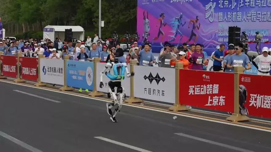 Los tiempos de los robots humanoides que compiten en la media maratón de Pekín bajan casi dos horas