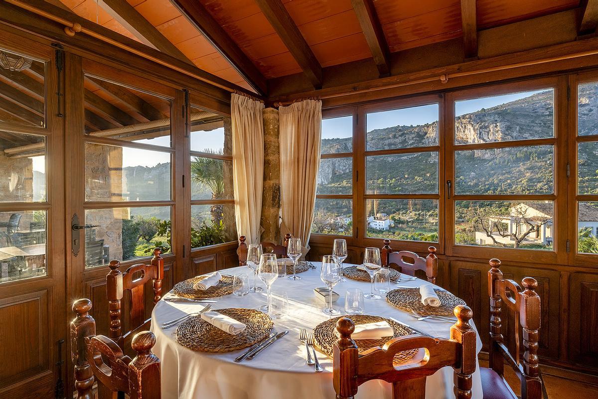 Sentarse en su salón acristalado es como almorzar suspendido sobre el valle.