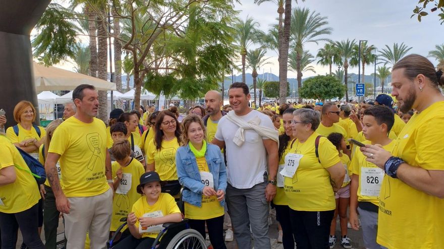 «Marea amarilla» en Sant Antoni contra el cáncer