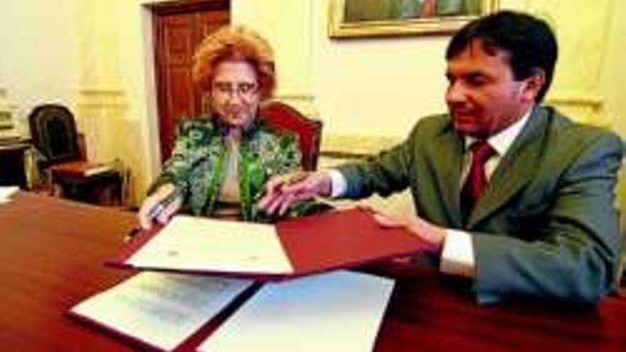 Cáceres firma un acuerdo para cooperar con Chile
