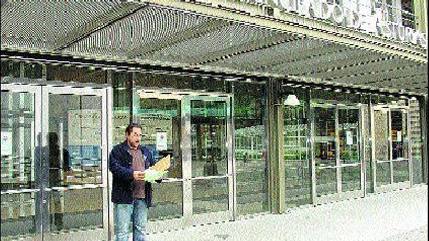 José Linares, a las puertas de la Consejería, en Oviedo, después de entregar las firmas.