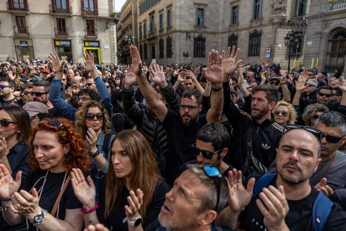 Los funcionarios de prisiones se manifiestan en la plaza de Sant Jaume