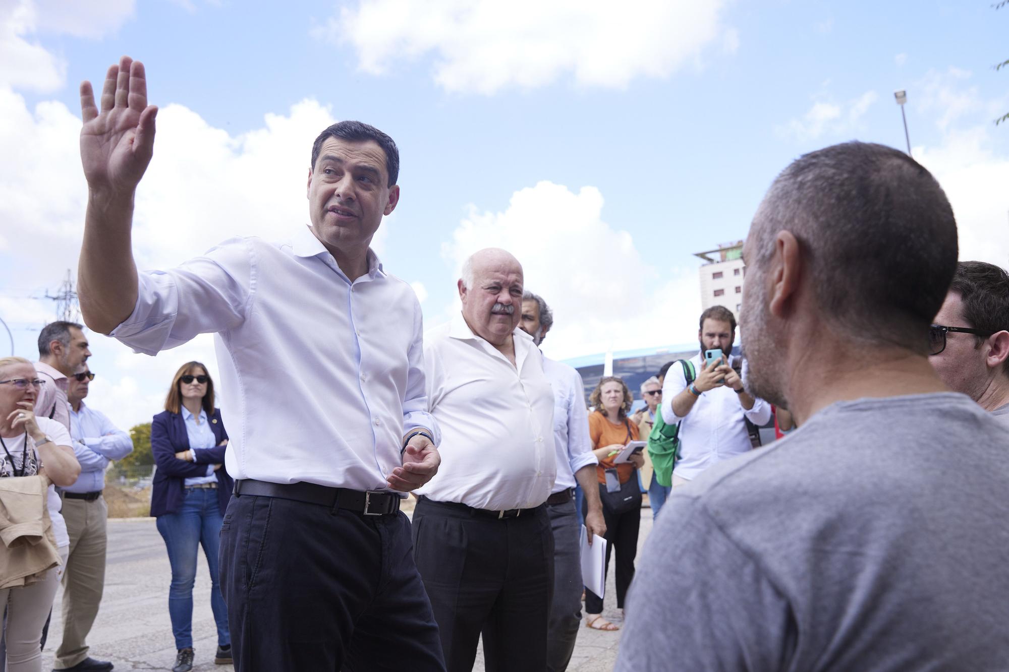 El candidato del Partido Popular a la presidencia de la Junta de Andalucía, Juanma Moreno, saluda durante la atención a los medios en la puerta del Hospital Militar en Sevilla, a 3 de junio de 2022 en Sevilla.