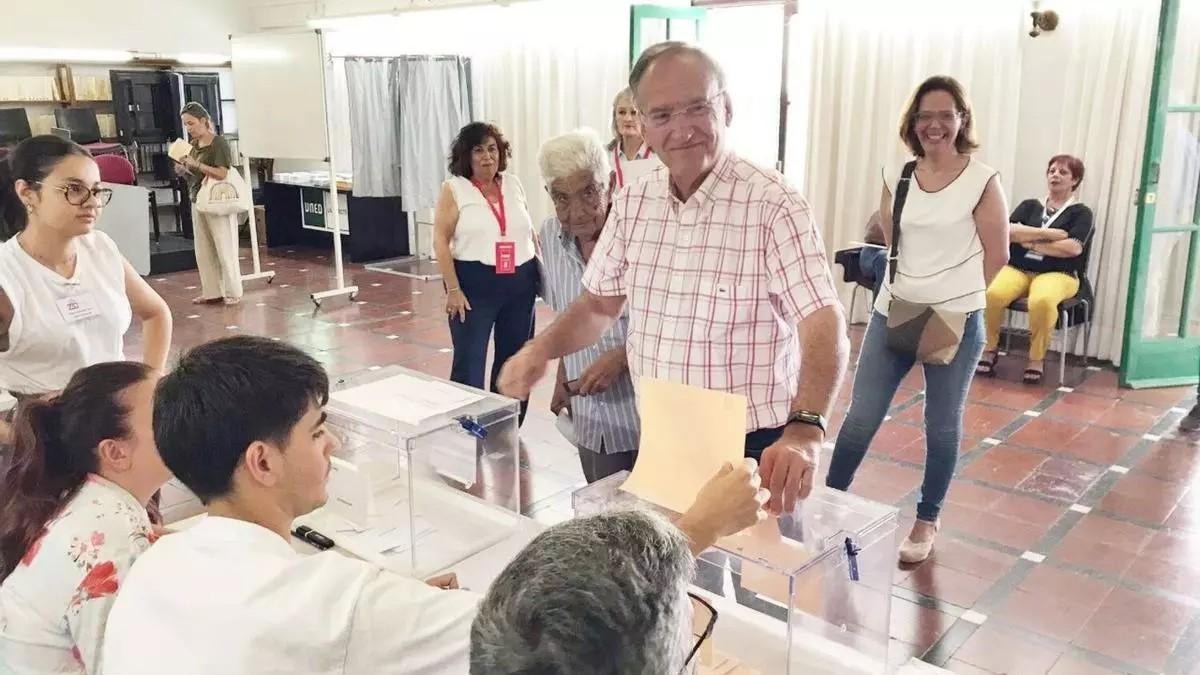 Manuel Fajardo, candidato del PSOE al Senado por Lanzarote votando en 2023..