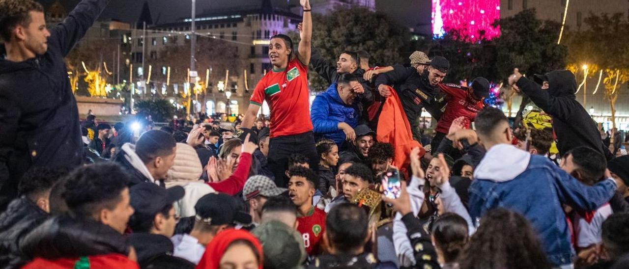Celebración aficionados marroquies en plaza catalunya la clasificación de su selección a octavos del mundial.