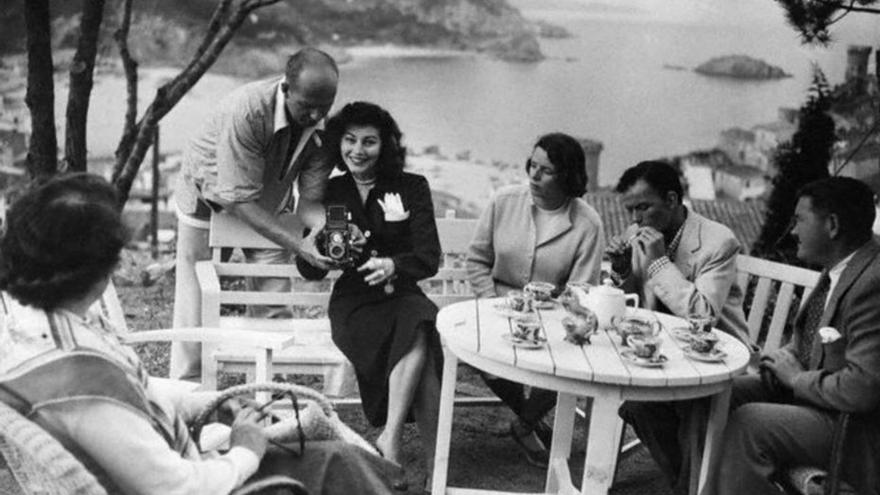 Ava Gardner, al centre, durant el rodatge a Tossa de Mar. | DDG (ARXIU)