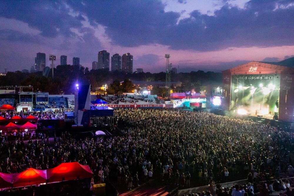 El plato fuerte de la primera jornada del festival fue la actuación de los británicos Foals al filo de la medianoche.