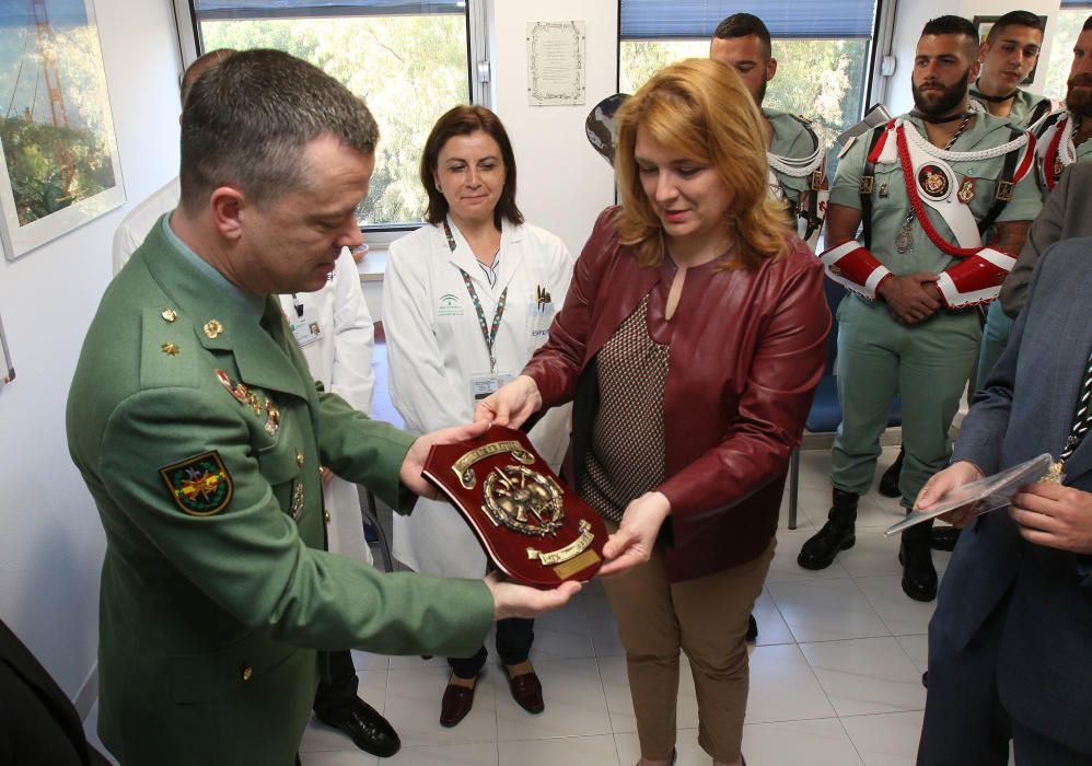 Visita de La Legión y la Cofradía de Mena a los niños del Hospital Materno.