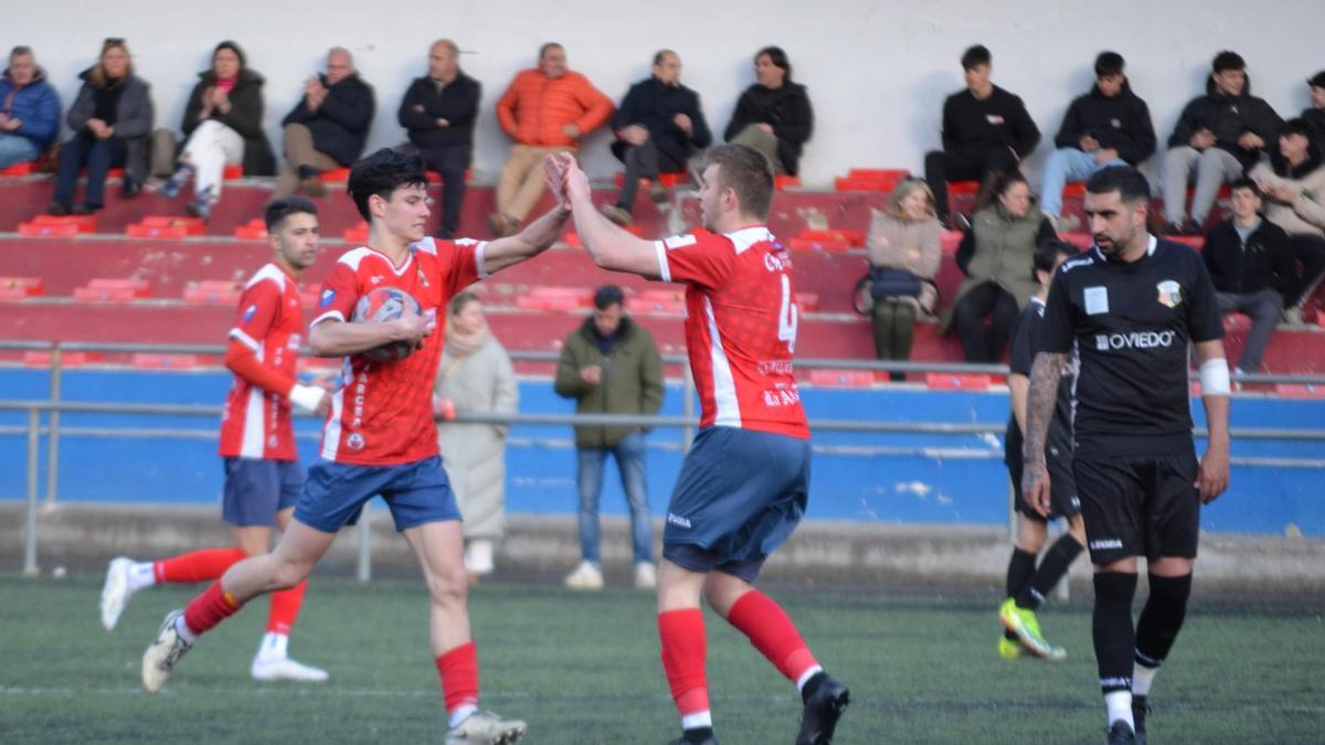 Un momento del partido entre el Narcea y el Pumarín.
