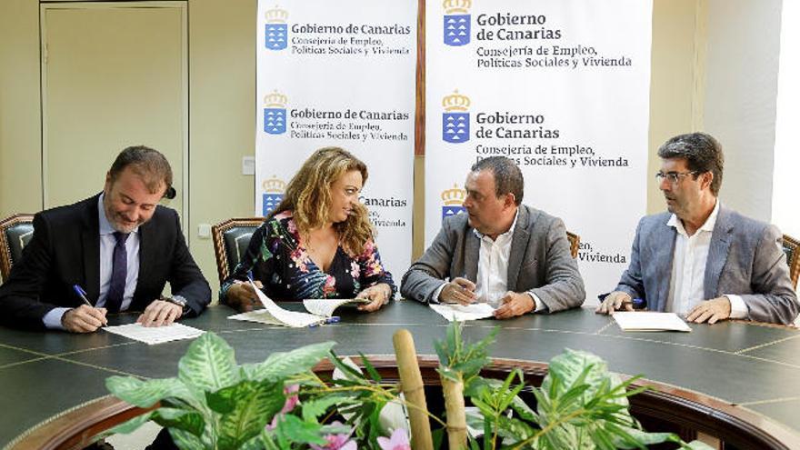 Cristiana Valido firma con el presidente de la Fecam, Manuel Ramón Plasencia (PSOE), el plan extraordinario de empleo.
