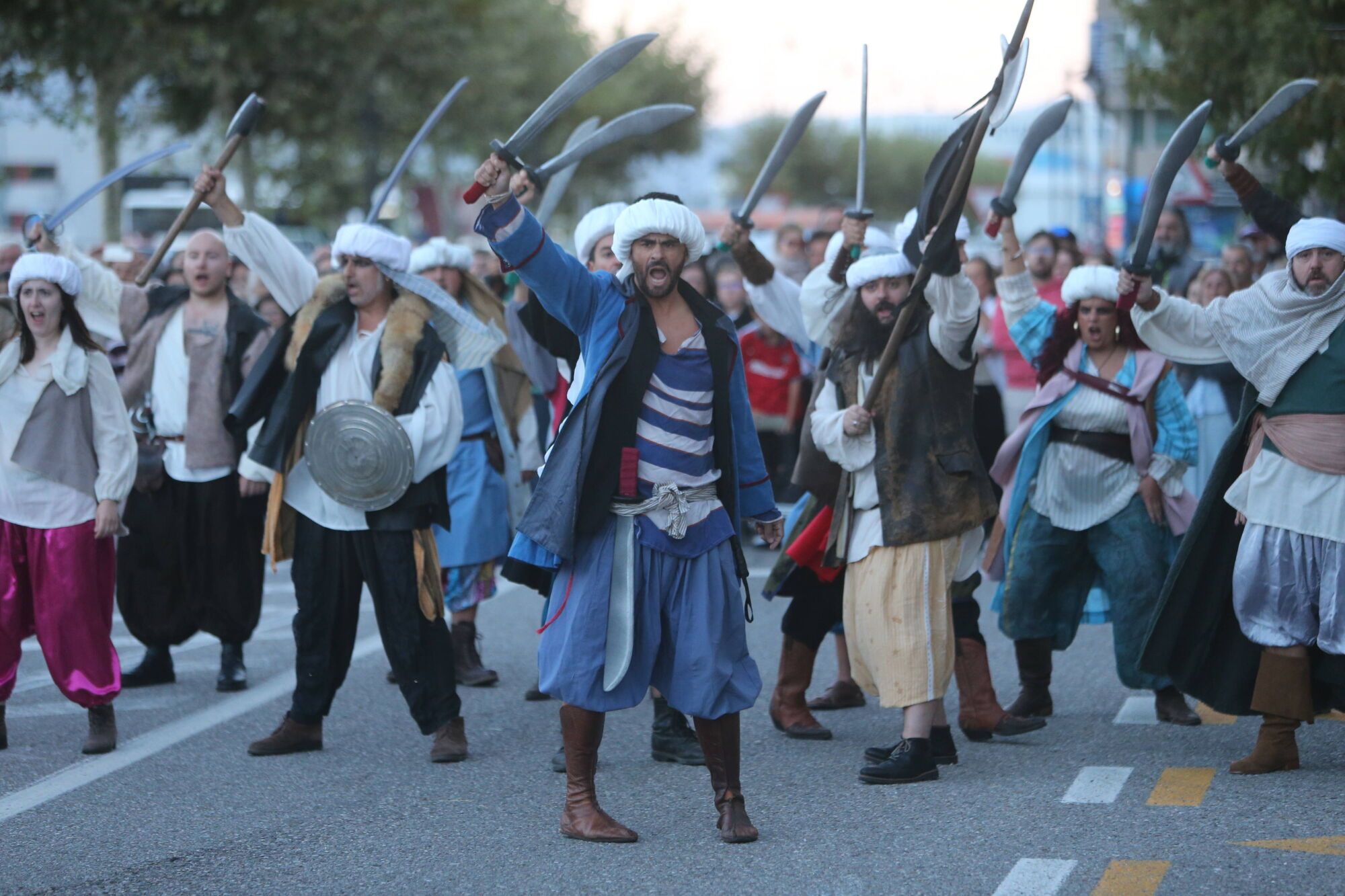 REPRESENTACION TEATRAL DE LA INVASION TURCA DEFENSA DA VILA POR LAS CALLES DE CANGAS
