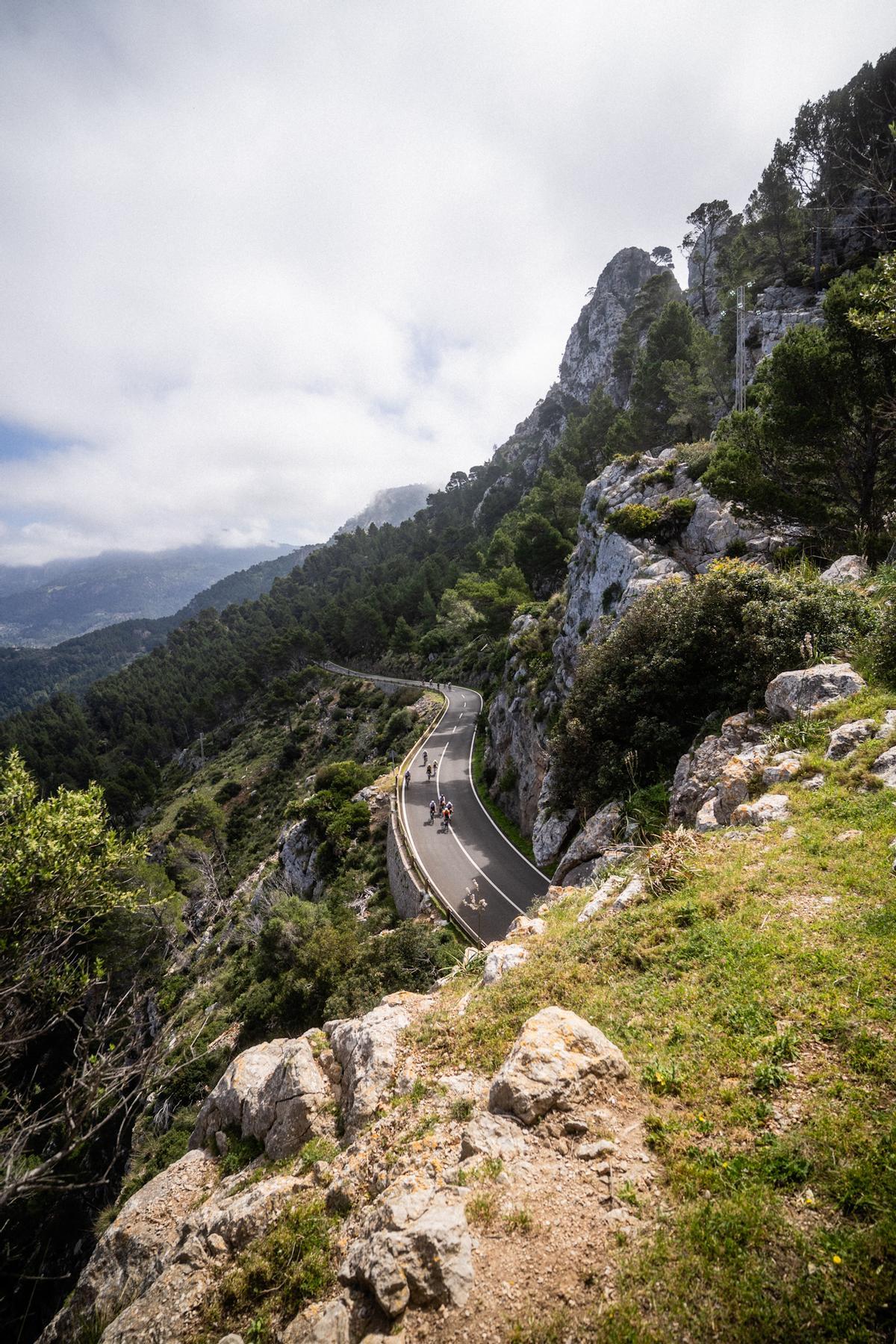El pelotón de la Mallorca 312 OK Mobility llena de color las carreteras de la isla