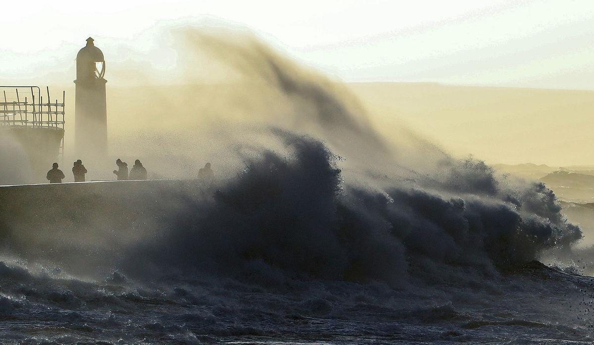  Las olas chocan contra el malecón en Porthcawl, Gales del Sur