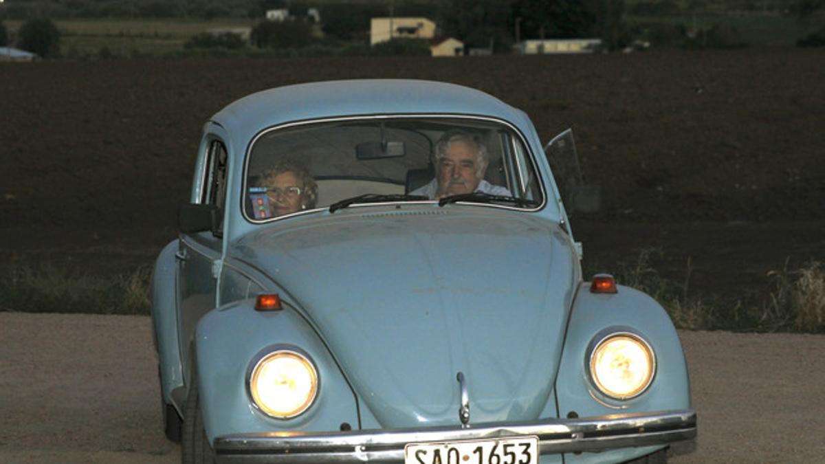 Mujica y Carmena pasean en el escarabajo azul del expresidente de Uruguay