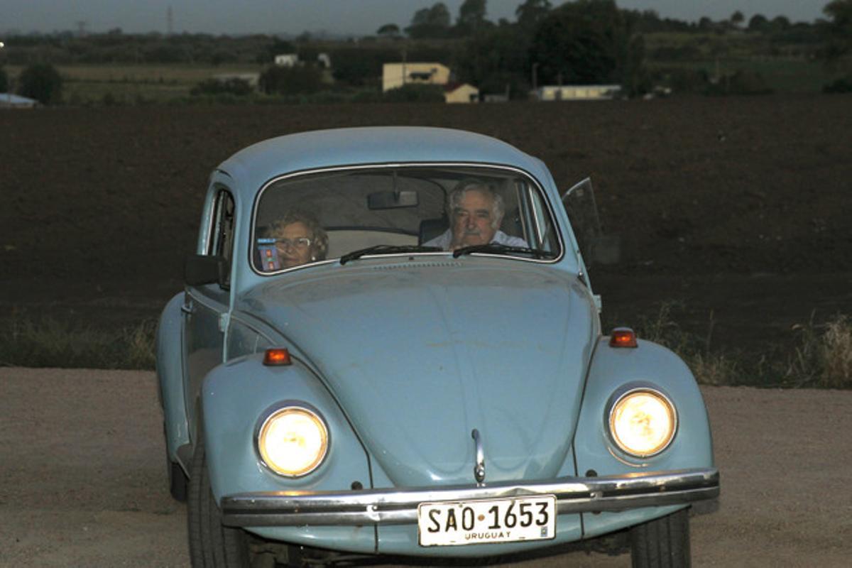 Mujica i Carmena es passegen en l'escarabat blau de l'expresident uruguaià