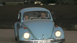 La alcaldesa de Madrid, Manuela Carmena, y el expresidente de Uruguay José Mujica, en el Volkswagen Fusca.