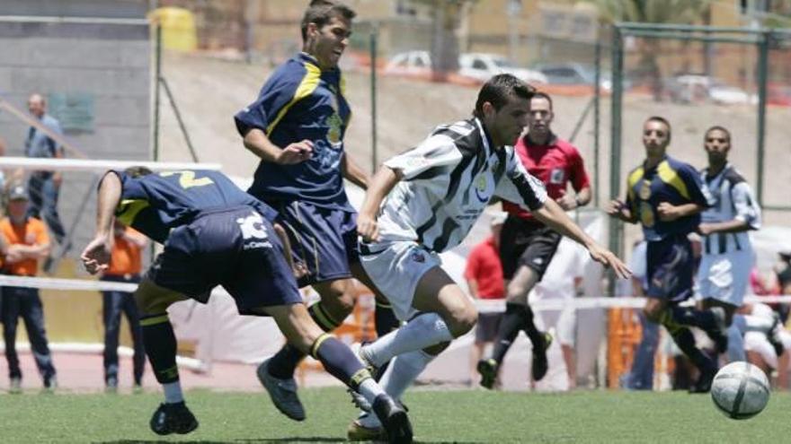 el castellón, que ultima la preparación de cara al encuentro del domingo en el feudo de la Peña Deportiva, logró hace 11 años el último ascenso de categoría.Espeleta, Rondo, Marcos y Rodri celebran el triunfo en tierras canarias. f alfaqui Xavi Molist resultó decisivo. f alfaquiEl Castellón remontó en la segunda parte. f alfaquiAficionados en Las Palmas. f alfaqui