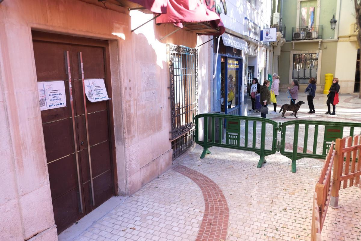 El acceso a la antigua sede de la OMAC está menos visible por la decoración navideña en la Plaça de Baix