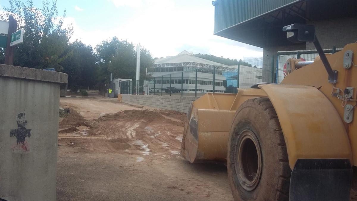Una máquina retira la arena con la que se intentó contener el vertido de agua tóxica al río Serpis
