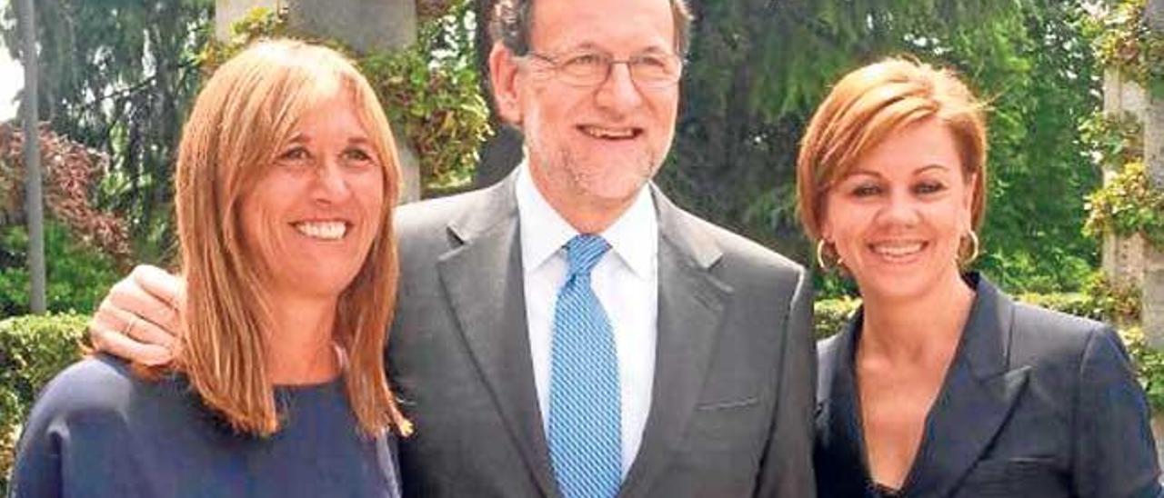 Teresa Palmer con Mariano Rajoy y María Dolores de Cospedal, ayer en Madrid.