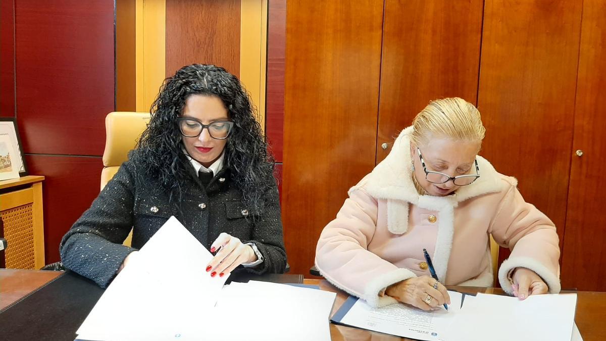 Por la izquierda, Vanessa Gutiérrez y Amparo Antuña, firmando el convenio