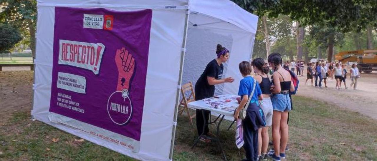 Una de las técnicas del punto instalado en Castrelos dando información a jóvenes.