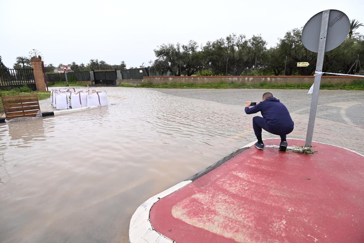 Elche suspende clases en tres centros y la lluvia ya supera los 69 litros junto al Martínez Valero