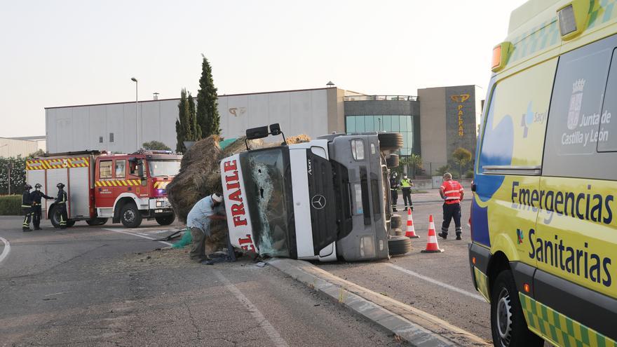 Herido en la cabeza el conductor de un camión de paja tras volcar en una glorieta en Palencia