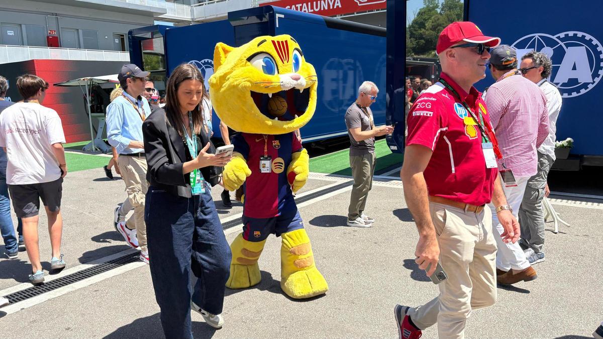 CAT se fotografió con algunos aficionados en Montmeló