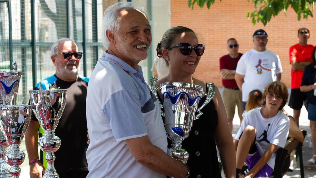 El representante de la Vall De Uxó recoge su trofeo.