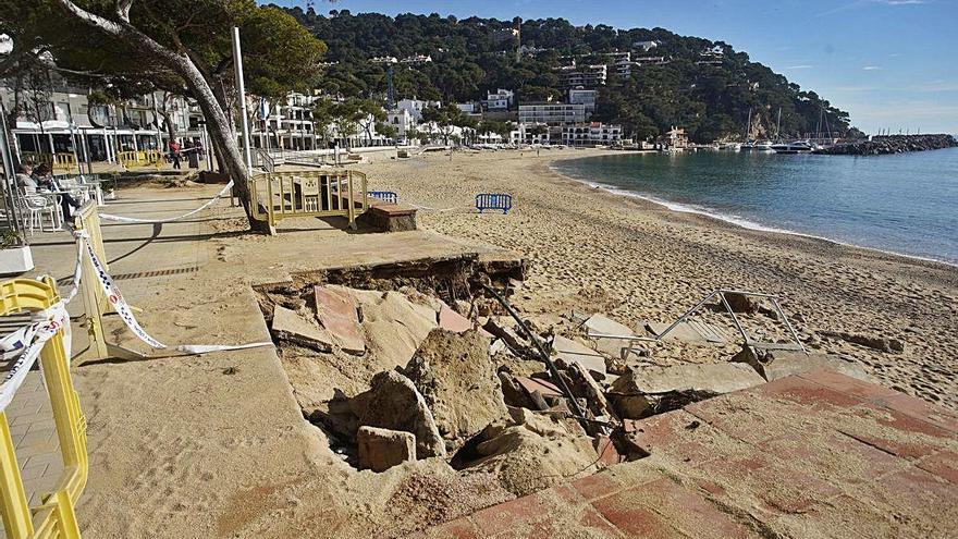 La platja de Llafranc i el passeig destrossat pel «Gloria».