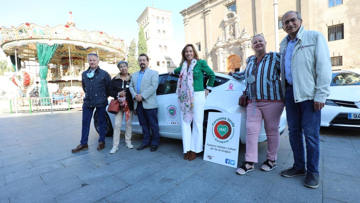 Más de 500 taxis lucirán los adhesivos con el lazo rosa