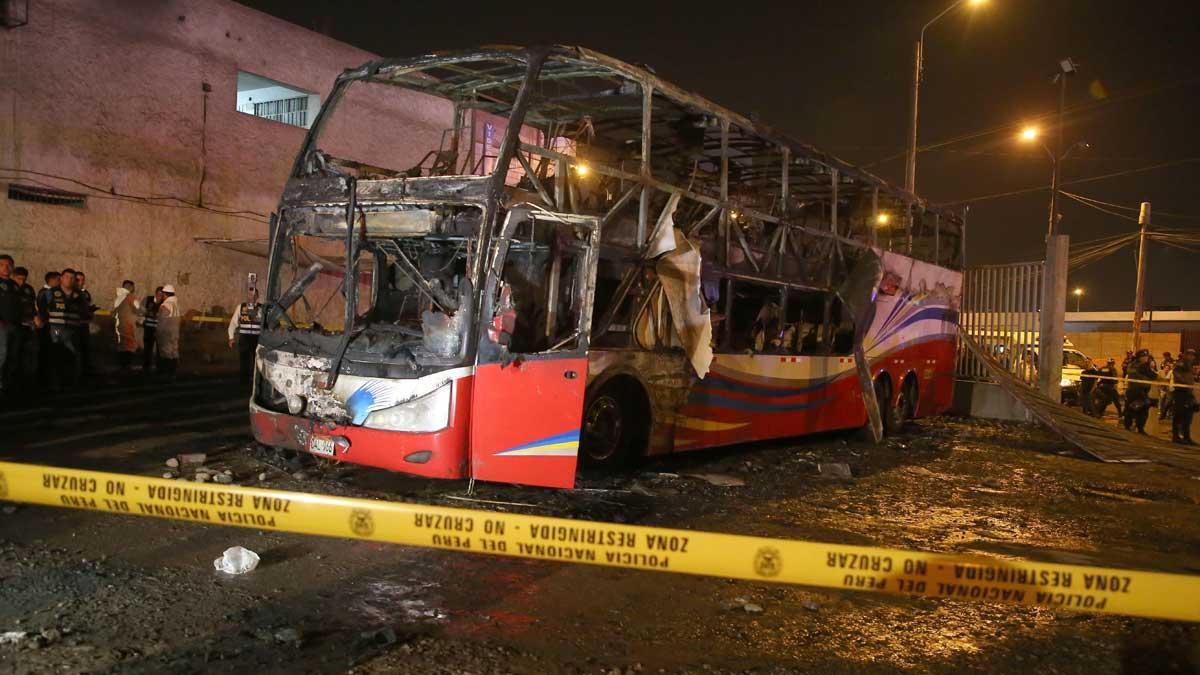 Una veintena de muertos al incendiarse un autobús en Perú