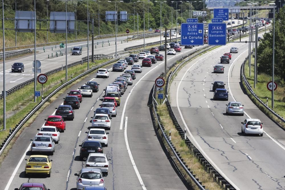 Domingo de calor y de atascos en Asturias