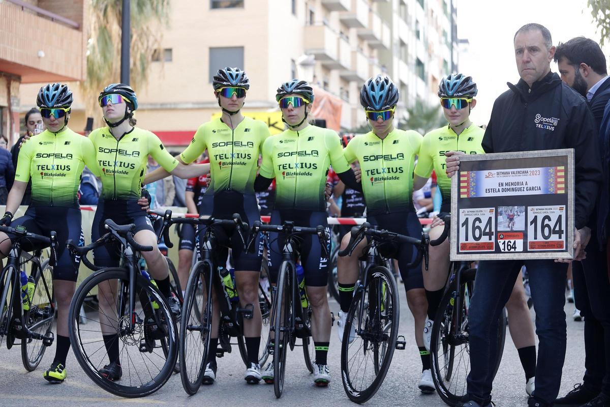 Salida de la primera etapa de la Setmana Ciclista femenina