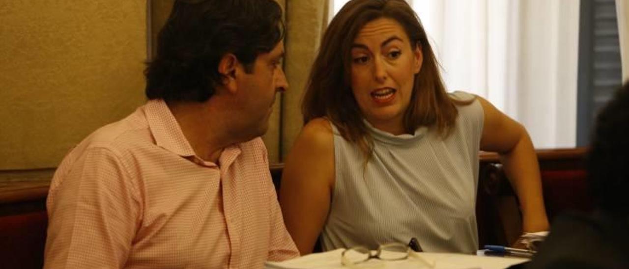 Los tránsfugas Fernando Sepulcre (ex de C&#039;s) y Nerea Belmonte (ex de Guanyar), en el último pleno municipal.