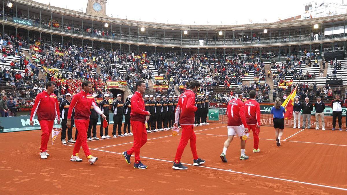 El equipo español sale a la plaza de toros de València en 2018 para disputar la Copa Davis